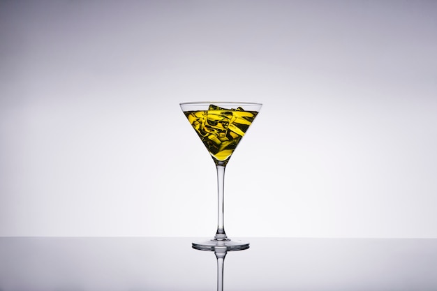 Foto gratuita cocktail giallo