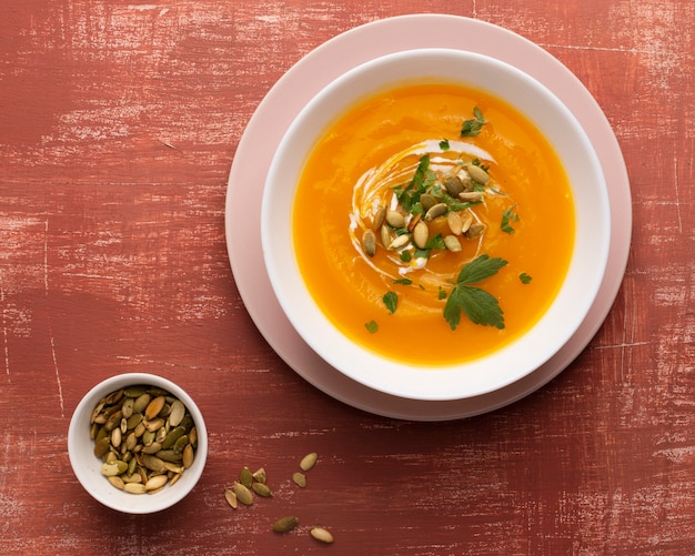 Бесплатное фото Желтый крем-суп с семечками и петрушкой
