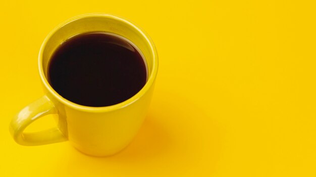 黄色の背景に黄色のコーヒーカップ