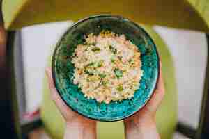 Foto gratuita cuscus giallo delizioso in un piatto