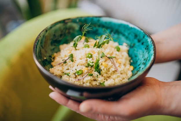 Foto gratuita cuscus giallo delizioso in un piatto