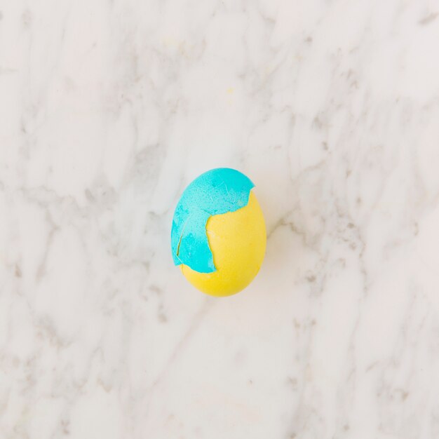 Желтое пасхальное яйцо с синей скорлупой