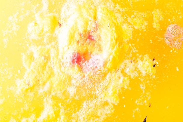 黄色の炭酸風呂爆弾の背景