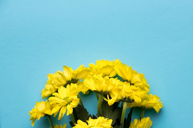 青色の背景に黄色の花の花束