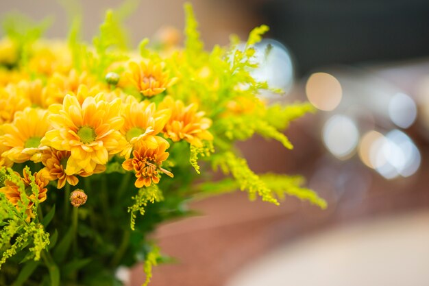 배경 흐리게와 노란 꽃