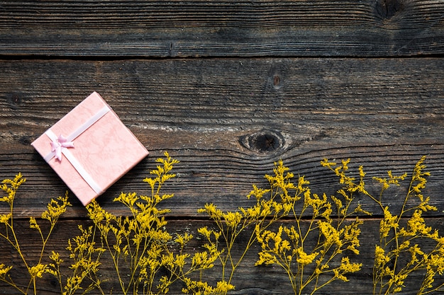 Foto gratuita fiori gialli su fondo in legno