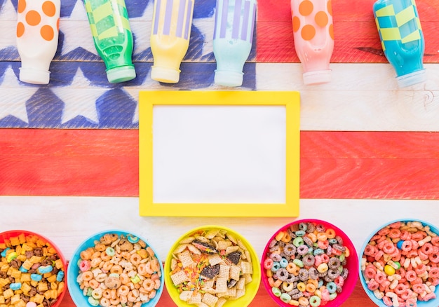 Foto gratuita cornice gialla con ciotole di cereali e latte