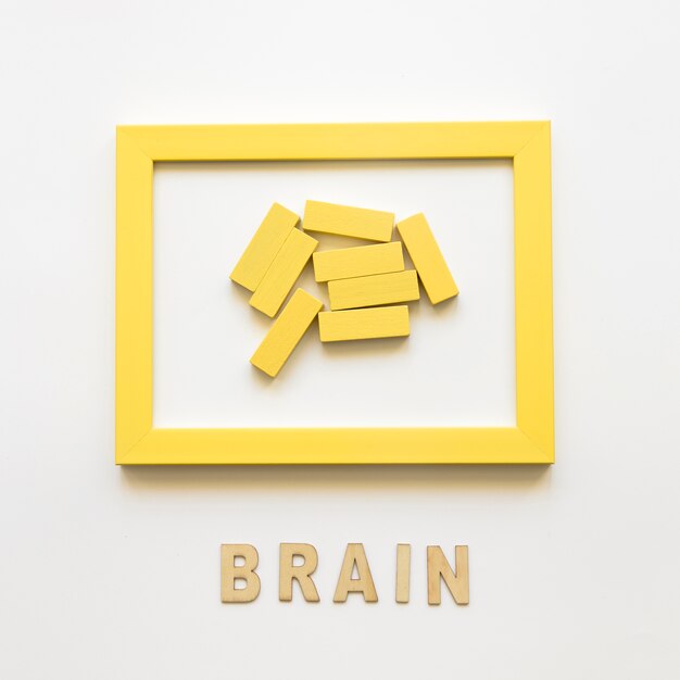 脳の単語の近くに木製のブロックと黄色のフレーム
