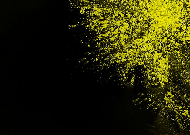 黒い表面の角に黄色いホーリーパウダー