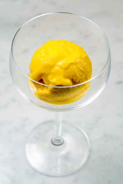 Foto gratuita gelato giallo servito in vetro