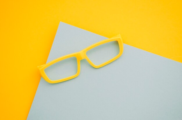 회색과 노란색 배경에 노란색 아이 안경
