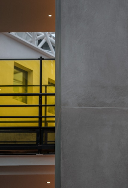 黄色の金属フレームのガラス窓