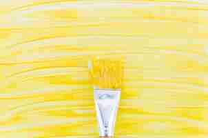 Free photo yellow paint background with brush