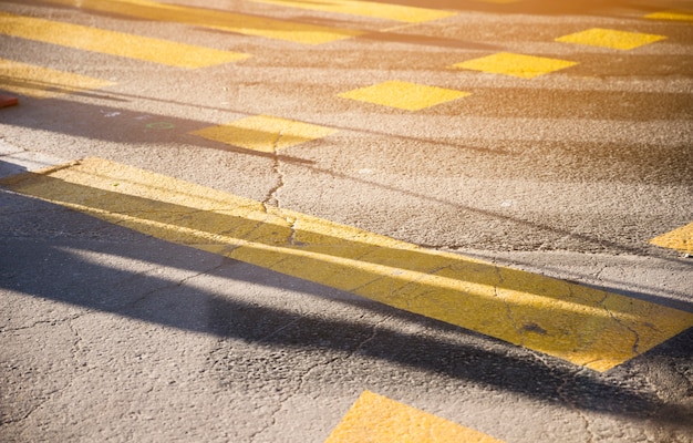 Linea di vernice gialla sulla struttura della superficie del manto stradale dell'asfalto nero