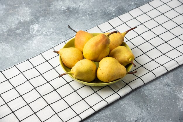 チェックのキッチンタオルに黄色の梨。