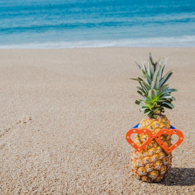 Free photo yellow pineapple in eyeglasses