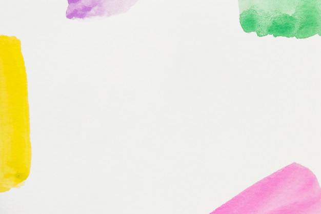 黄;ピンク;緑;を書くためのスペースと白い背景に紫と紫のブラシストローク