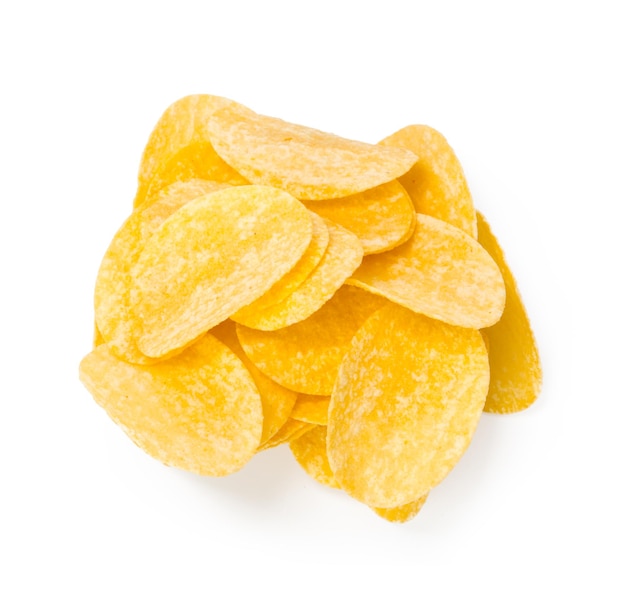 Желтые картофельные чипсы, изолированные на белом фоне