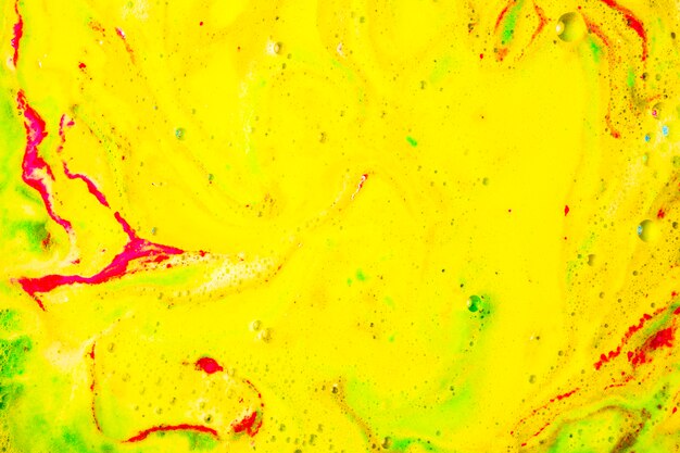 黄;水に溶ける赤と緑の色の風呂爆弾