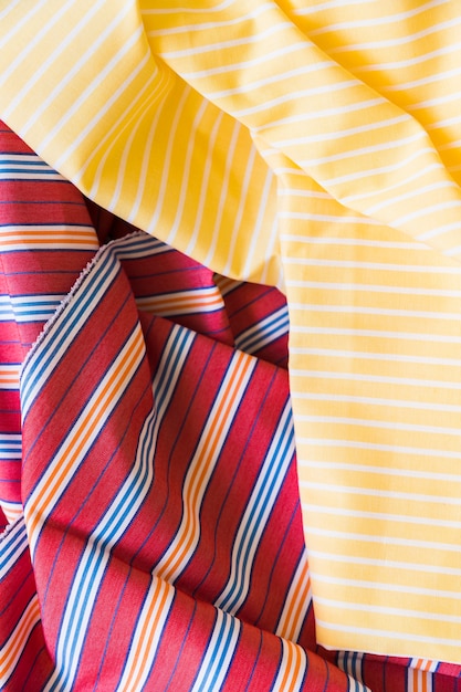 黄色と赤のストライプ模様の織物