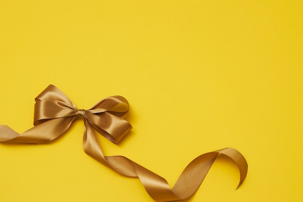 Free photo yellow ribbon on yellowish background