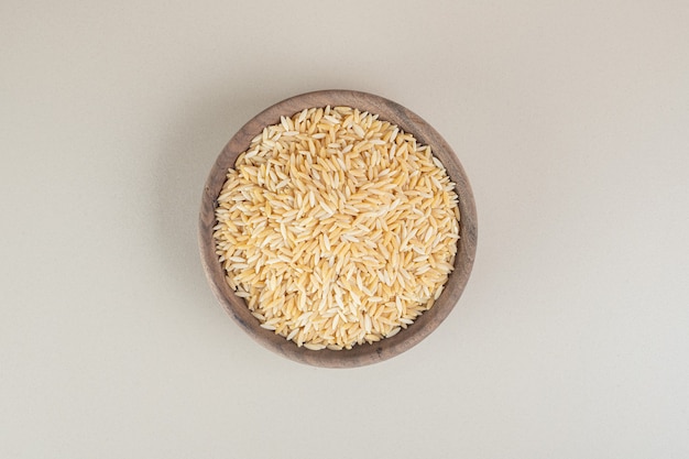 コンクリートの木製カップに黄色い米の種子。