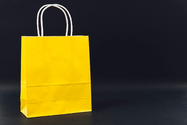 黄色のショッピングバッグ
