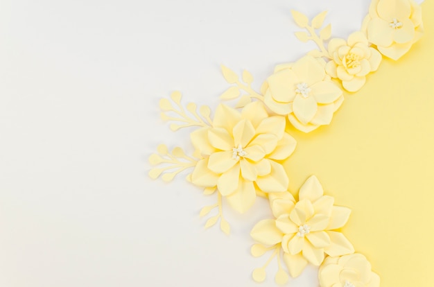 Желтые весенние бумажные цветы на белом фоне