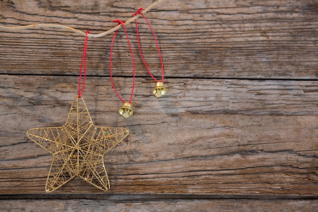 Free photo yellow star on a wooden table