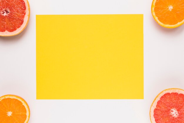 Желтая заметка, нарезанный сочным грейпфрутом и апельсином