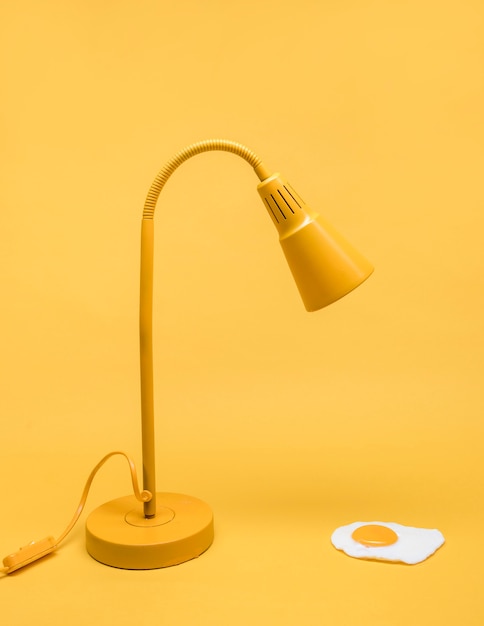 Желтый натюрморт с яйцом под лампой
