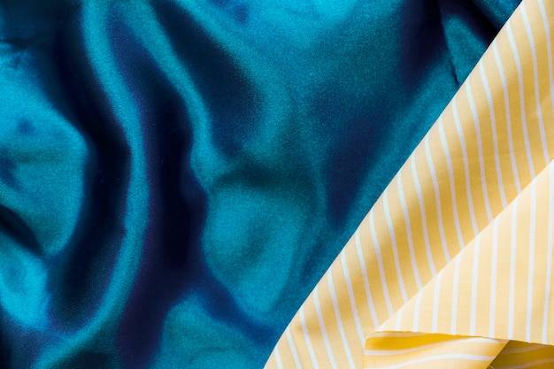 青い織物の背景に黄色の縞模様