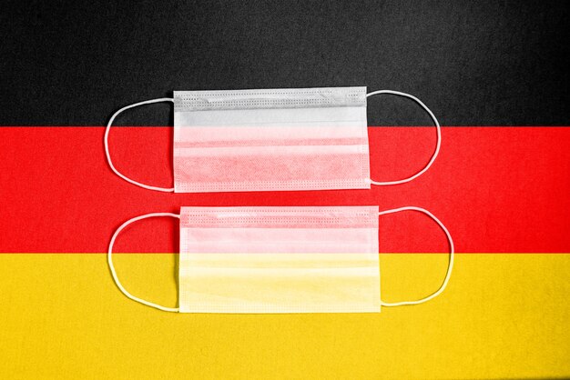 Желтая хирургическая маска с флагом Германии