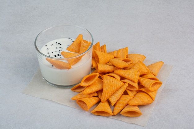 Foto gratuita pasta gustosa gialla con yogurt su sfondo bianco. foto di alta qualità