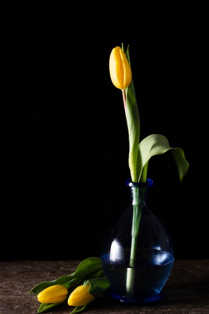 花瓶と横にある黄色のチューリップ