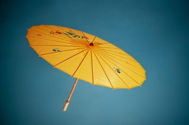 無料写真 スタジオで黄色い和傘傘