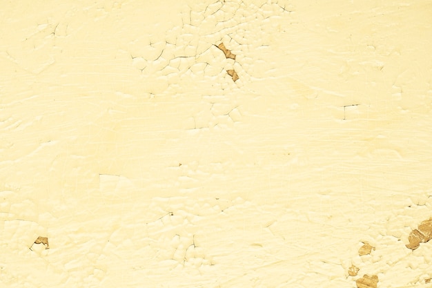 Бесплатное фото Желтая стена с трещинами на нем