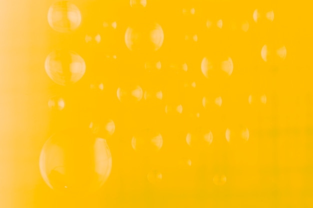 黄色の水滴の背景