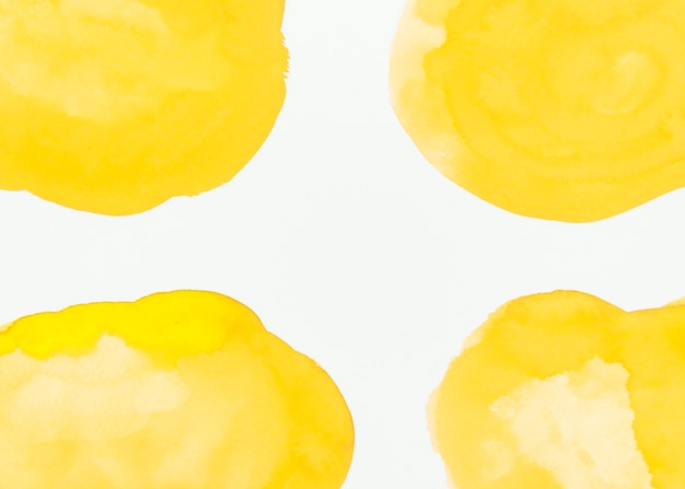 Бесплатное фото Желтая акварель пятно на белом фоне