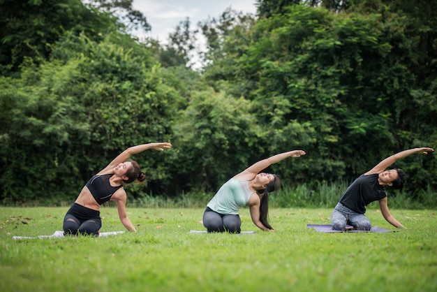 Esercizio di yoga in salute nel parco