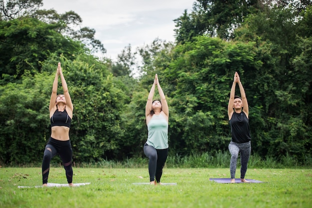 Esercizio di yoga in salute nel parco