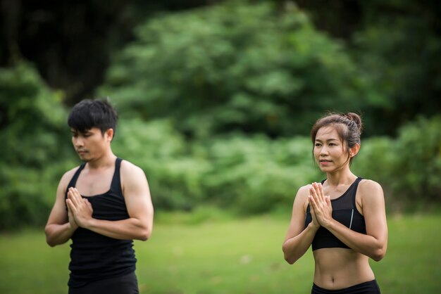 公園で健康的なヨガの行動運動