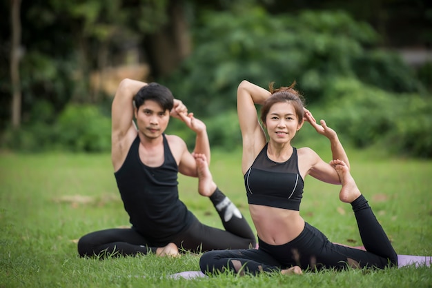 Esercizio di yoga in salute nel parco