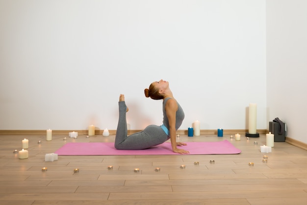 Foto gratuita yoga tra le candele