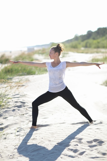 Foto gratuita yoga in spiaggia