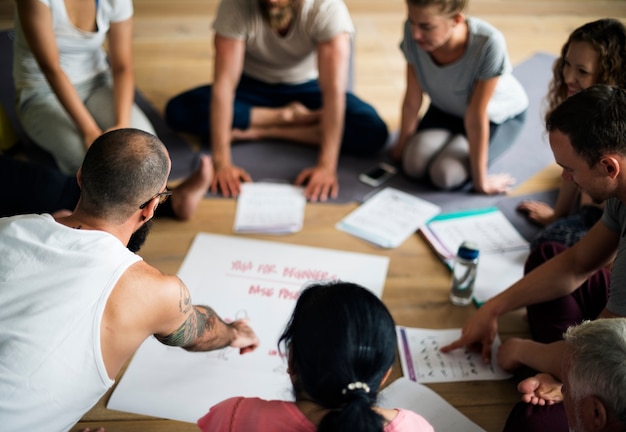 Foto gratuita concetto di classe di yoga