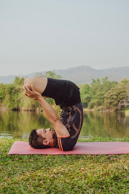 Foto gratuita formazione esperta di yoga con un bel paesaggio