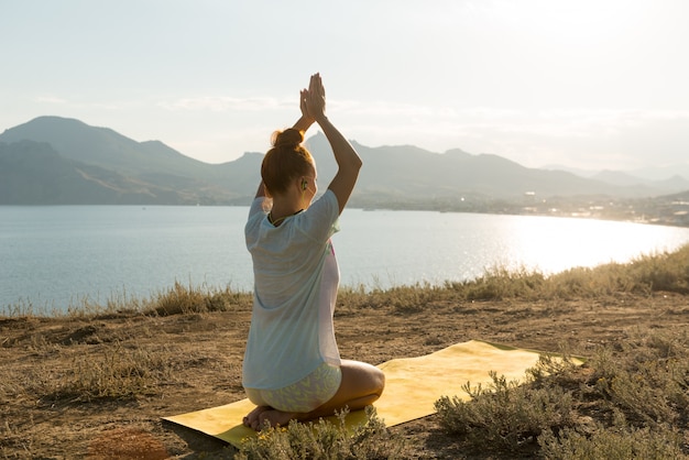 Foto gratuita ragazza di yoga con le cuffie senza fili