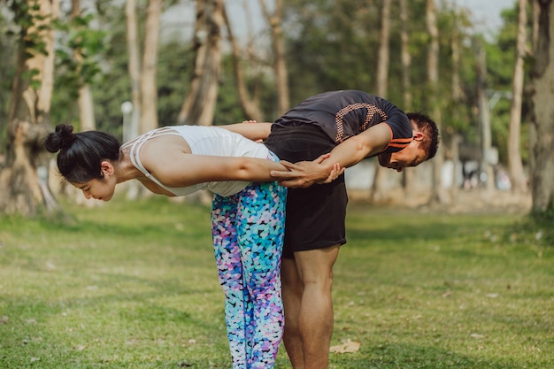 Foto gratuita partner di yoga che si estendono insieme