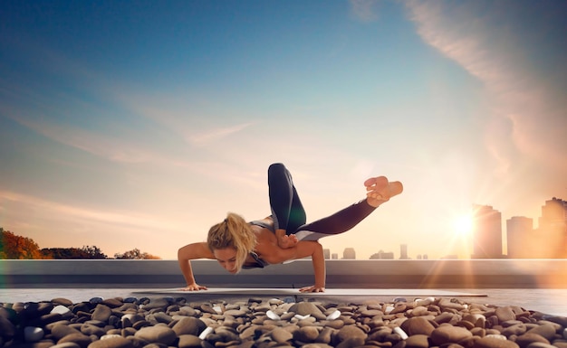 Donna di yoga giovane donna che fa yoga al mattino